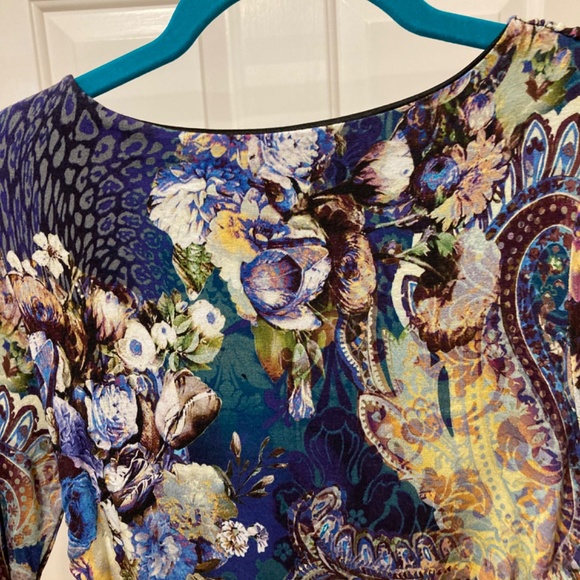 Floral print, side-gathered, body-con, stretchy top.  Size 6 - Picture 4 of 6